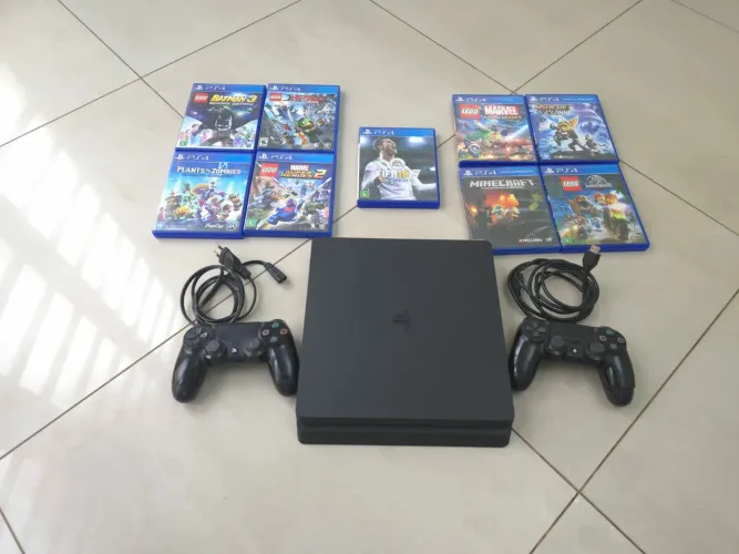 Playstation 4 Slim 500 Gb, com 9 jogos e 2 controles