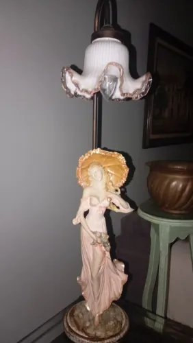 Luminária de mesa com escultura de mulher