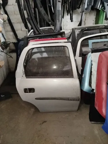 Porta Lateral Direita Corsa Sedan