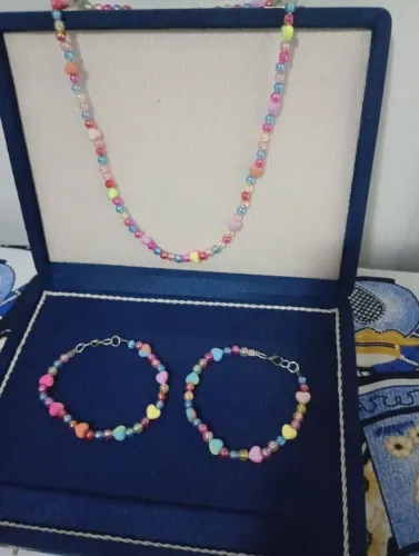 Conjunto de colar e pulseiras coloridas
