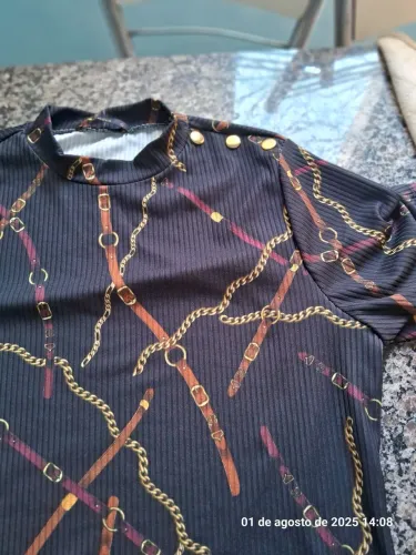 Blusa estampada com detalhes dourados