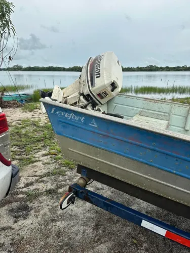 BARCO DE ALUMINIO LEVEFORT BORDA ALTA 6 METROS COM MOTOR 25HP E REBOQUE