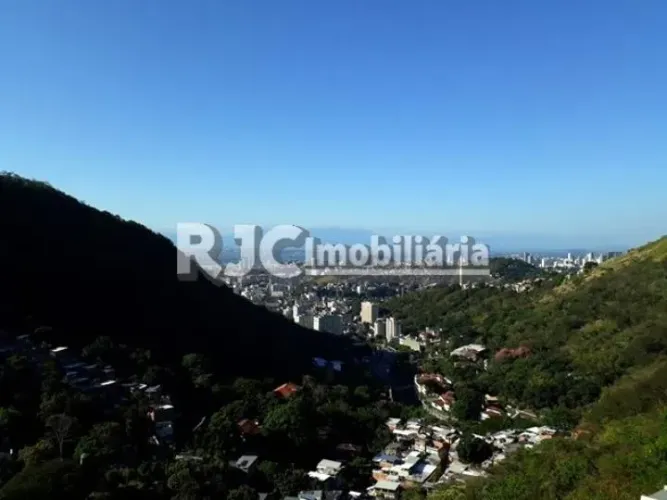 Casa de 190 metros quadrados no bairro Santa Teresa com 6 quartos