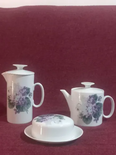 Conjunto de leiteira, bule e manteigueira todos em porcelana Renner.