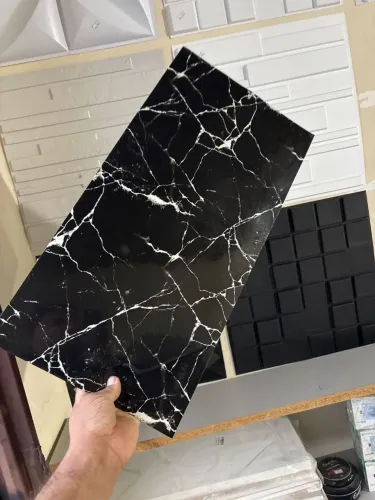 Placa adesiva preta com branco