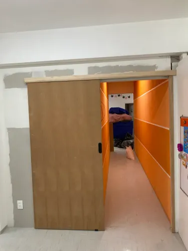 Forros, paredes em drywall, iluminação,porta de correr e porta convencional 