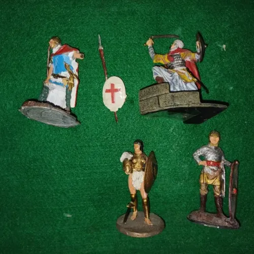 bonecos diversos montados e pintados 