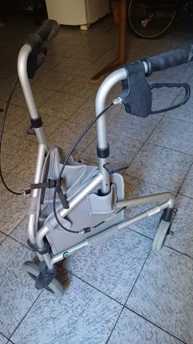 Andador com rodas, uma bolsa e freio