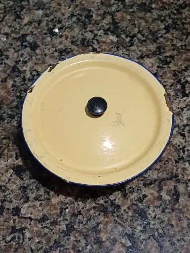 Antiga tigela com detalhes.