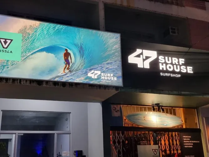 Placa de fachada iluminada em ACM - 4m x 1,25m - estrutura premium pronta!