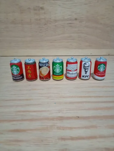 Miniaturas de latas de bebidas 