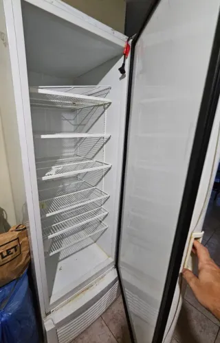 Freezer Fricon 565 litros porta cega 220V