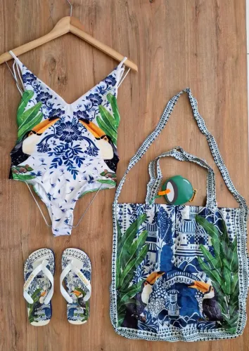 Kit praia Farm estampa Azulejo Macau: maiô + Havaianas + sacolinha coco