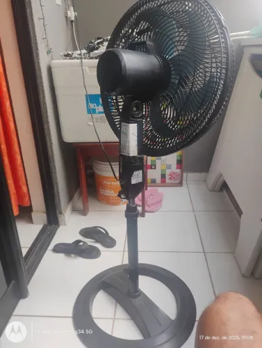 Ventilador com pedestal por 150,00.