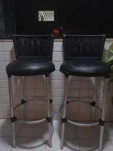 Cadeiras estofadas, encosto de vime, pés de alumínio em perfeito estado,