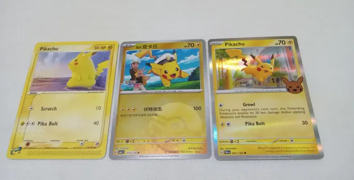 Três cartas Pokémon tcg do Pikachu