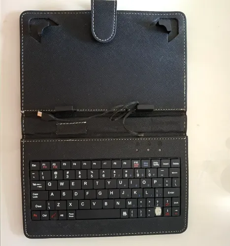 Capa com Teclado para Tablet Couro - Não testado, no estado
