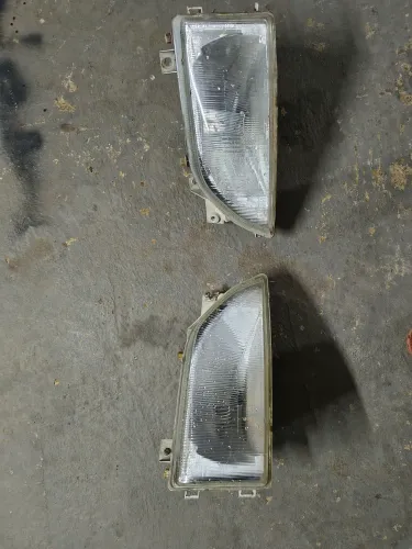 Vende-se um par de farol do Escort 94 