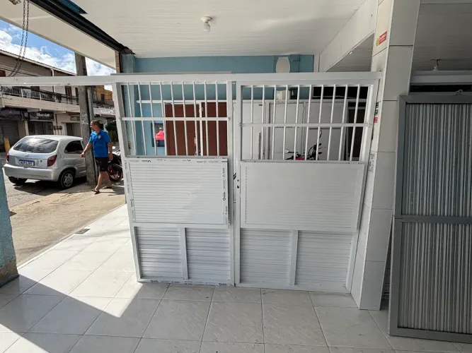 Portão Lambri em alumínio branco ( L 206 x 197 A) com portinhas nas 2 bandas