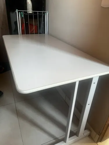 Mesa de escritório branca com estrutura de ferro - firme e con