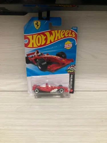 Carrinho hotwheels Ferrari F2004