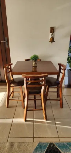 Conjunto de mesa com banquetas, madeira maciça