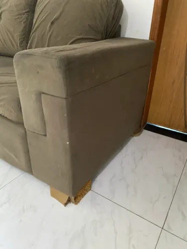 Sofá de dois dois lugares com pufe quadrado 