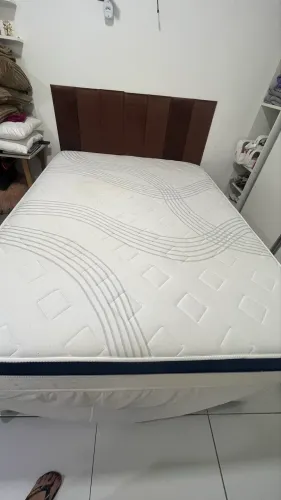 Colchão de molas ensacadas em bom estado