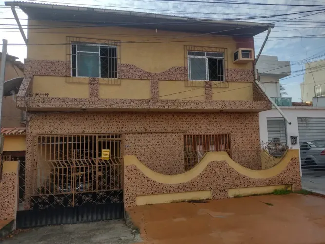 Casa com 7/4, med. 9x70 na Pass. Dalva px a Av. T. Bastos e Sup. Preço Baixo.