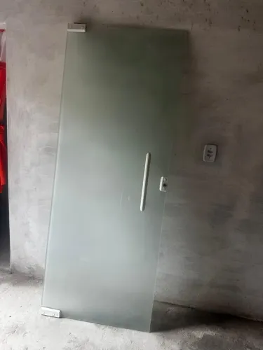 Vendo 2 portas de vidro.