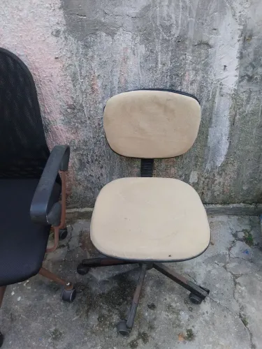 DISPONHO PARA VENDA 2 CADEIRAS PARA ESCRITORIOS PRWCISANDO DE PEQUENOS REPAROS