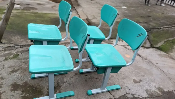 cadeiras usadas de plástico e ferro
