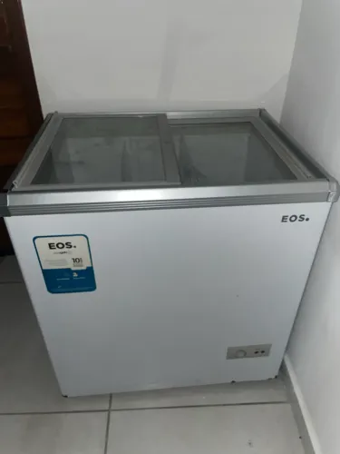 Vende-se esta freezer 138 L 2Portas