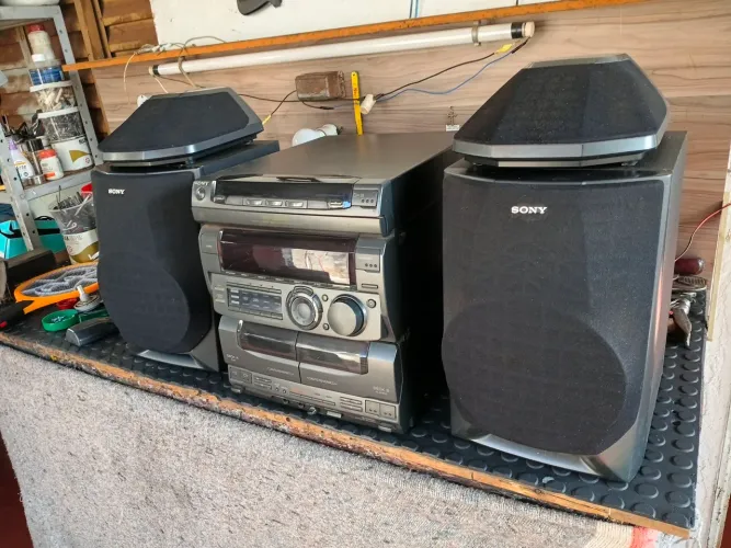 Som 3 em 1 sony bivolt(funciona só o radio).