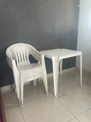 Vende-se mesa de plástico com quatro cadeiras usadas