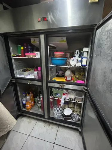 Geladeira, câmara fria. 