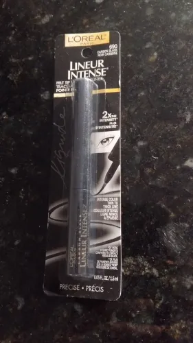 L'Oréal Paris Lineur Intense Felt Tip na cor 690 Carbon Black.