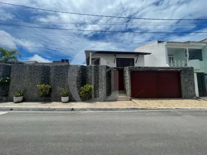 Casa ampla e confortável à venda no bairro Farolândia!