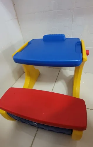 Mesa infantil com baú