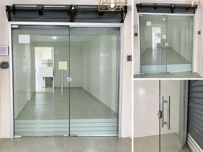 PORTA DE VIDRO 10 MM COM ESTRUTURA E PUXADOR INOX