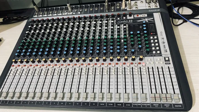 Mesa de Som Soundcraft Signature 22MTK