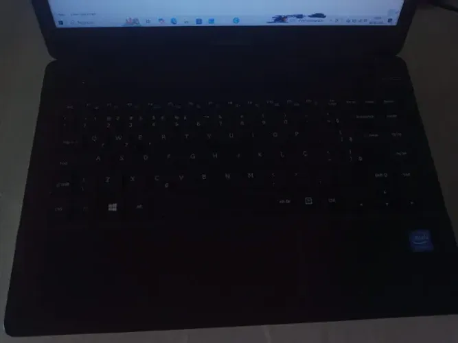 Vendo notebook Samsung usado com uma pequena mancha na tela carregador original Novo 