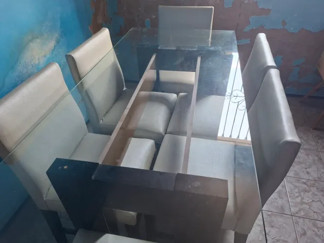Mesa de vidro com 6 cadeiras