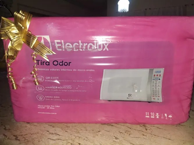 Microondas Electrolux na embalagem.