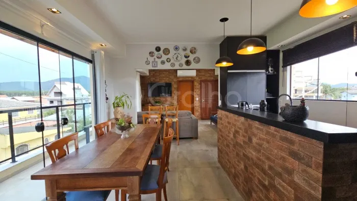 Prédio de 330m² com 10 quartos na Barra da Lagoa