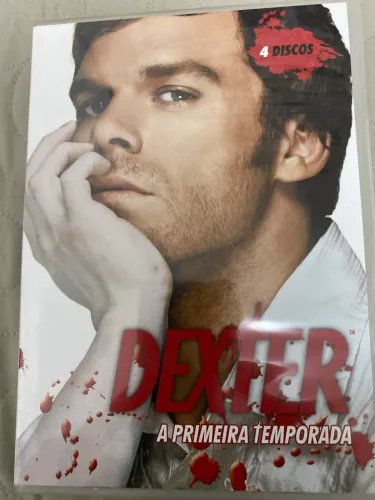 Esse é o DVD da série ?Dexter - A Primeira Temporada?, com 4 discos.
