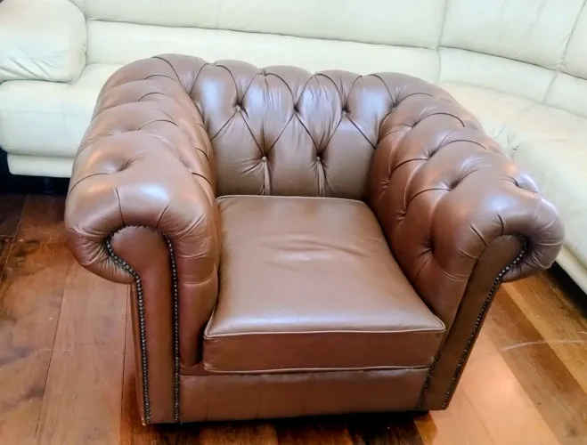 Poltrona 100% Couro Legítimo Cherterfield Envio