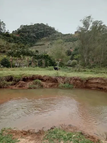 Chácaras 1.200 a 5.100m² com rio e vista para montanhas e mirante em Domingos Martins,
