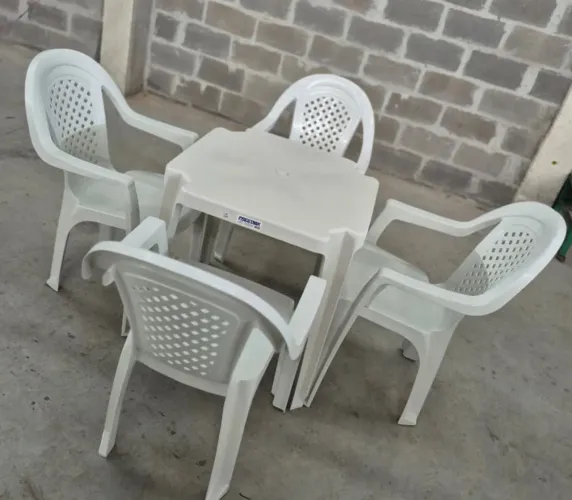 Conjunto com mesa + 4 poltronas plásticas