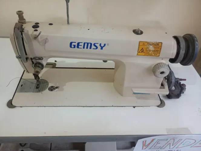 Vendo máquina de costura reta industrial, revisada e com garantia.